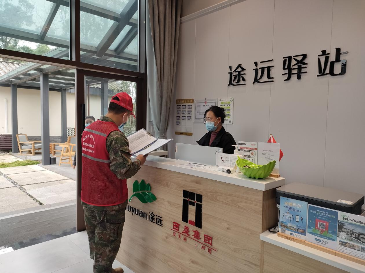 退役軍人到轄區(qū)企業(yè)查看防疫措施落實(shí)情況.png